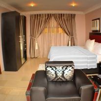 Maidaville Hotel &amp; Suites