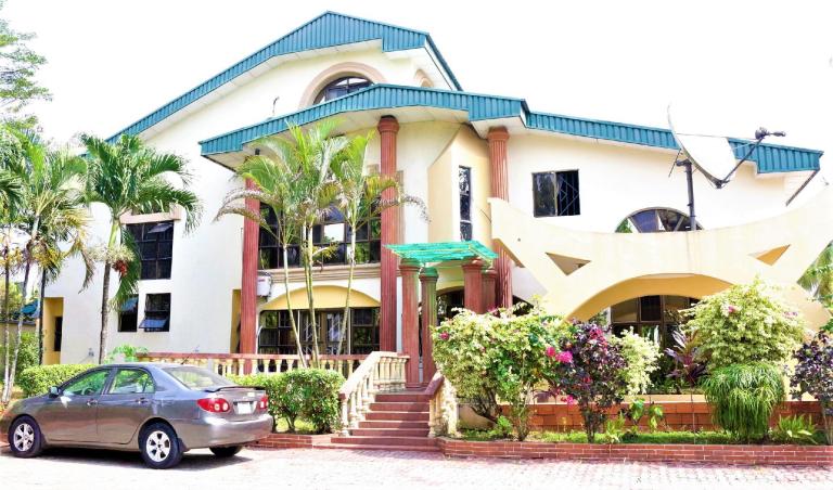 Tourists Castle Hotel &amp; Suites