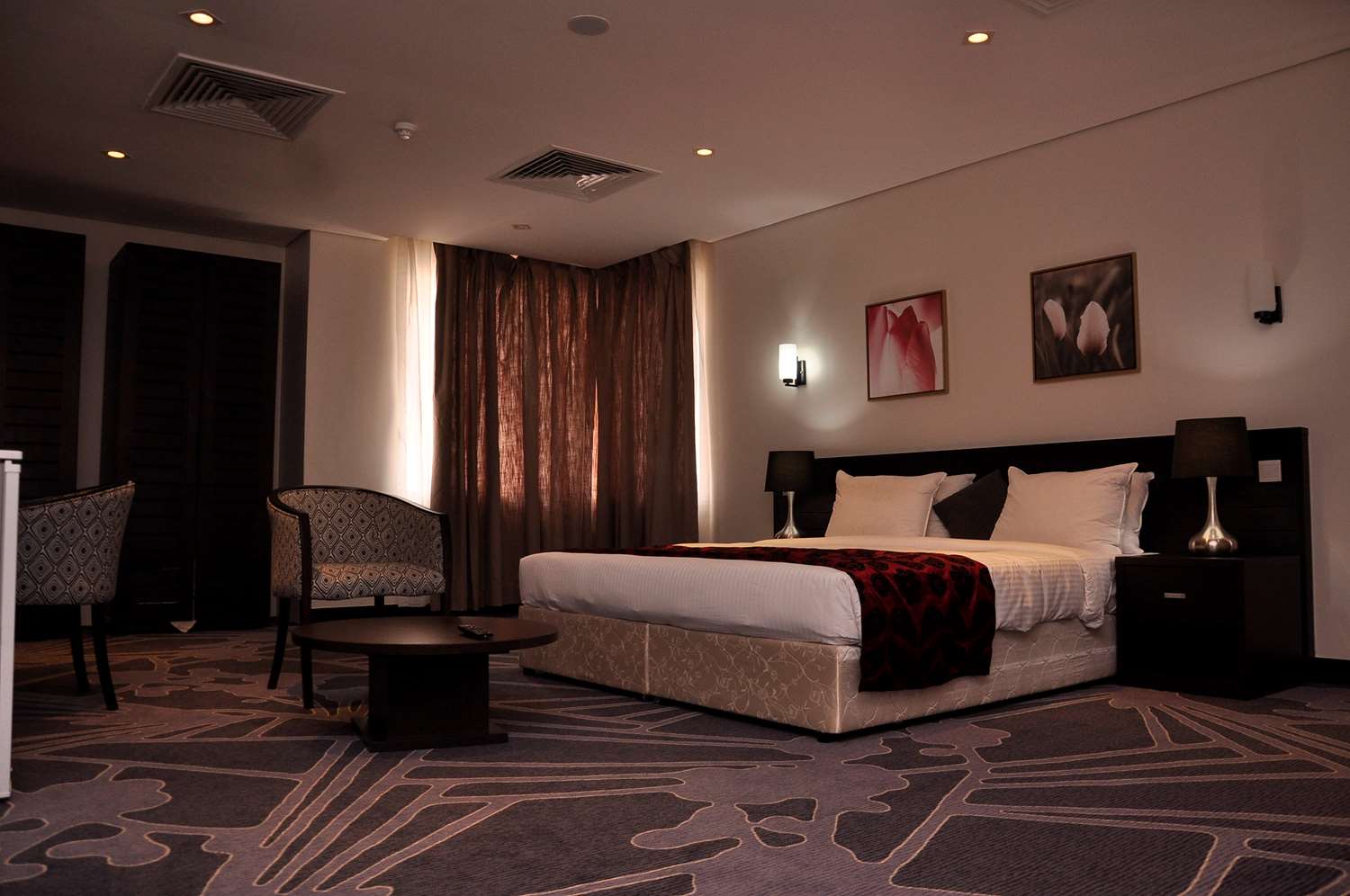 Golden Tulip Oniru Suites