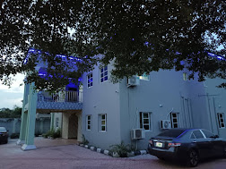 Real House 18 Suites