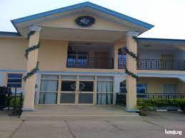 Queen's Court Hotel