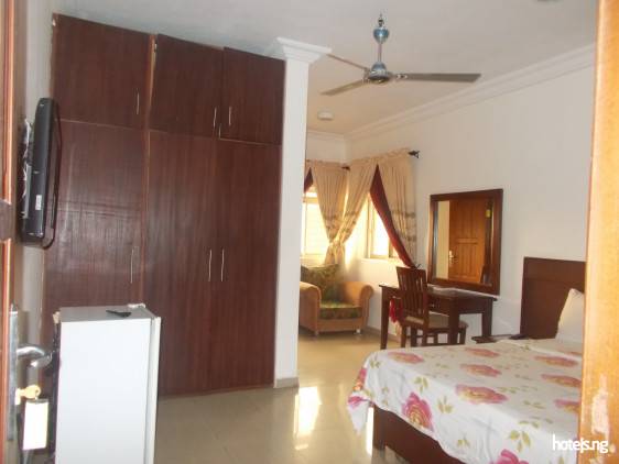 Franphinas Suites And Hotel